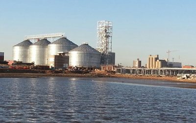 Estrutura metálica de torres em instalações de armazenamento de grãos