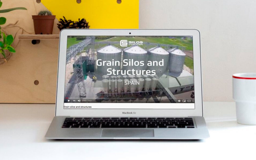 Vídeo en time-lapse que muestra el montaje de los silos y sus estructuras