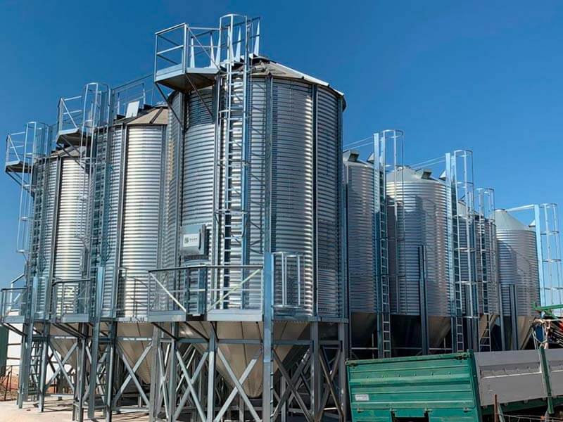 Installation of new silos in a Spanish feed mill