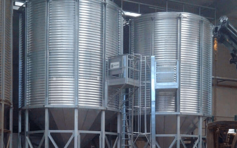 Silos para almendras en Córdoba, España