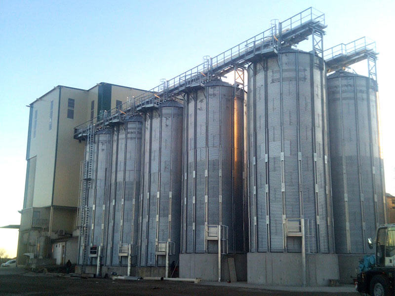 Flat bottom silos for raw material in a feed mill