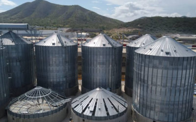 Assemblage de silos en cours dans une usine de stockage à Barquisimeto, Venezuela