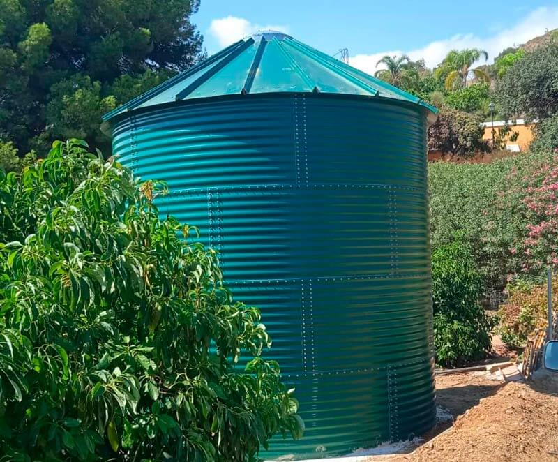 Depósito para água de irrigação com teto metálico em Málaga