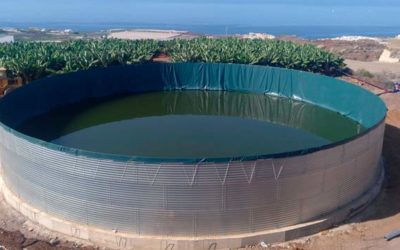 Reservatório para água de irrigação com fundo em lona plástica nas Canárias