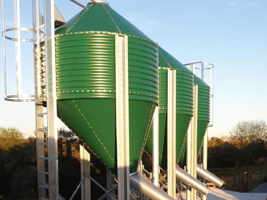 Green Pre-Lacquered Farm Silos with Side Outlet: Optimizing Feed Storage Efficiency and Aesthetics