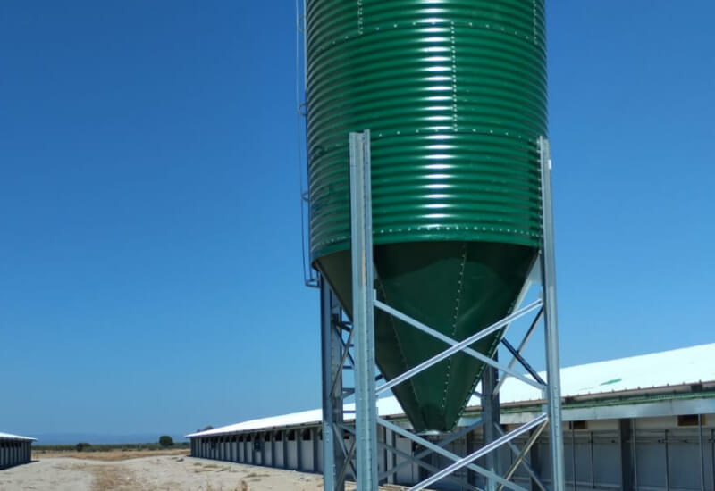 Instalação de silos para ração em La Campana, Sevilha