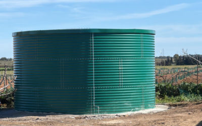 Nuevo depósito de agua de 100.000 litros prelacado en verde instalado en Chiclana